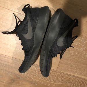 Black roshe runs